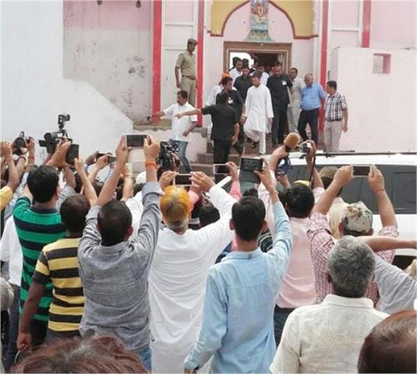 Rahul first of gandhi family to visit Ayodhya since Babri Masjid demolition