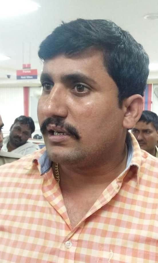 Contractor in the cantonment area of 6.5 lakh looted