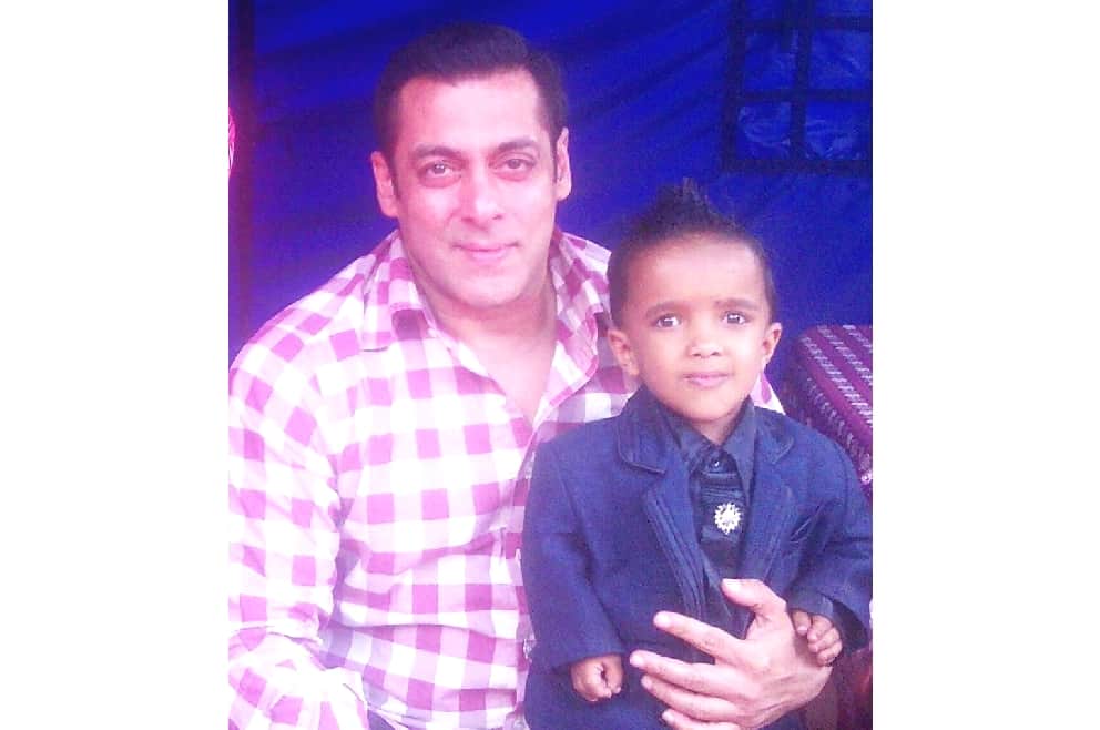 Salman Khan Become a Fan of Litter Boy during Shooting At Manali.
