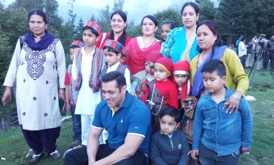 Salman Khan Become a Fan of Litter Boy during Shooting At Manali.