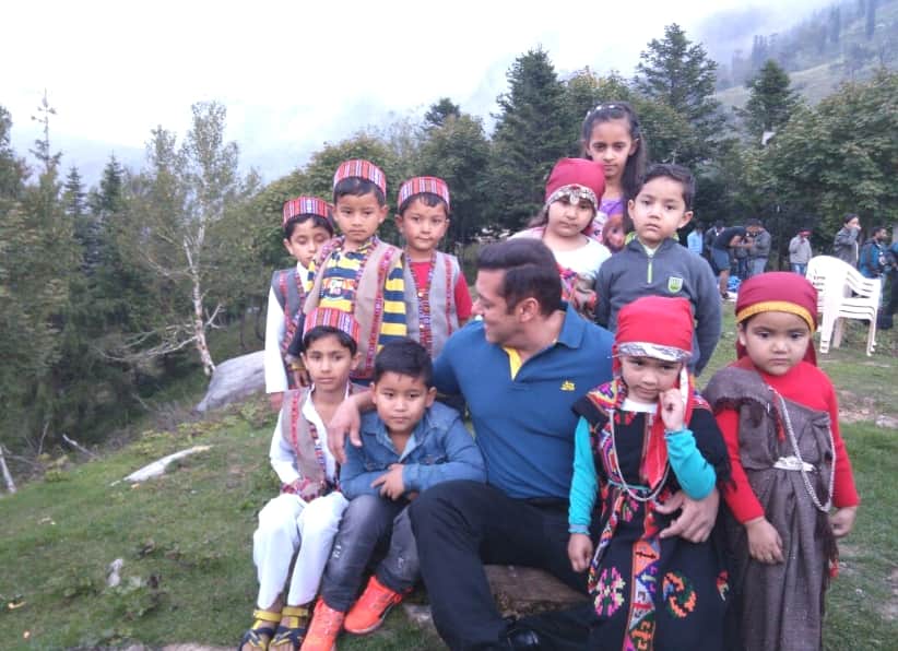 Salman Khan Become a Fan of Litter Boy during Shooting At Manali.