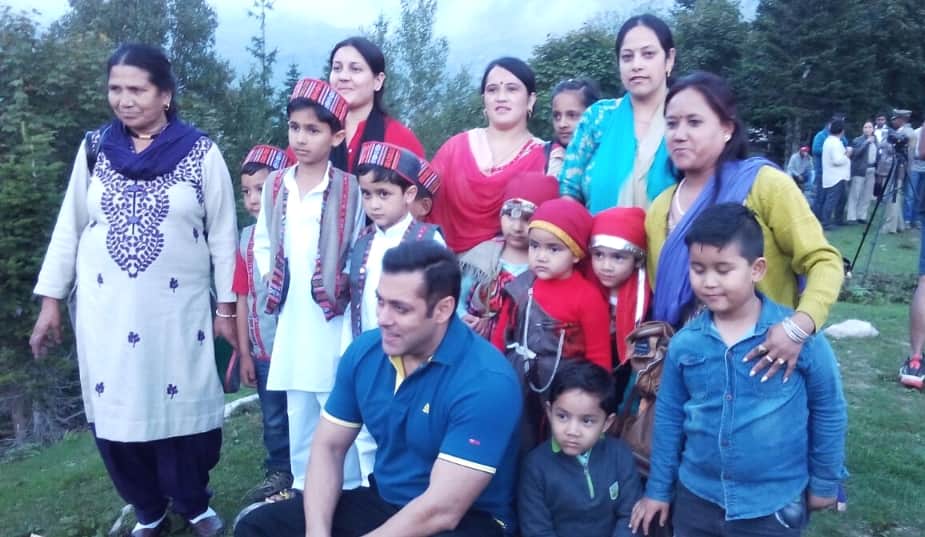 Salman Khan Become a Fan of Litter Boy during Shooting At Manali.