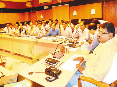 Hydel officials lashed DM