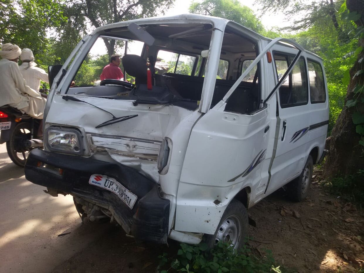 accident in mahoba, driver died, 2 dozen children Wounded