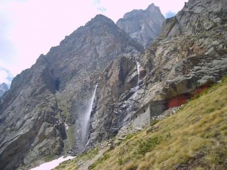 vasudhara waterfall uttarakhand