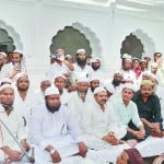 बिजनौर में जामा मजिस्द में मुस्लिमों की बैठक में जमा भीड़। 