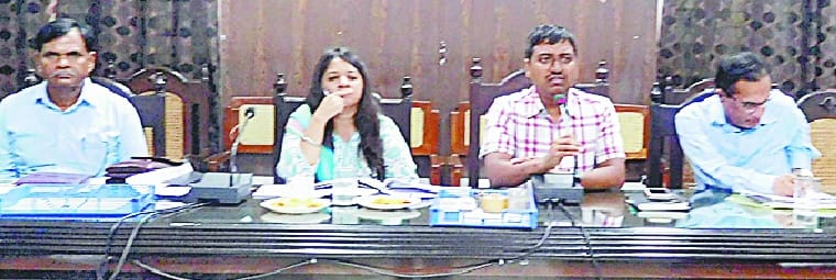nirman karyon mein deri par dm sakht