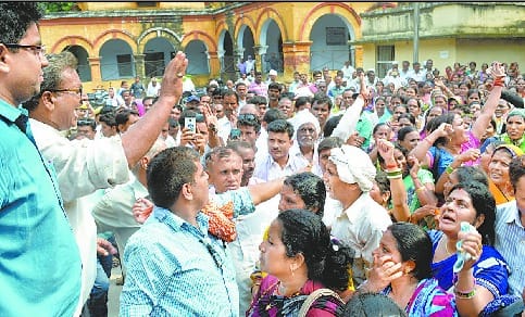 Anganwadi workers hoop DM office