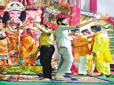 Ganesha statue began competing with those taking selfies