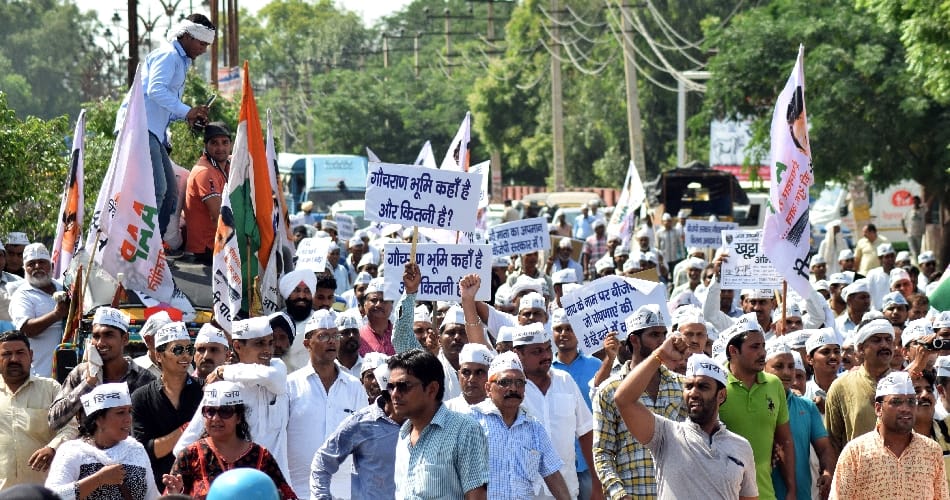 AAP workers bringing cows tied to the house of a cabinet minister