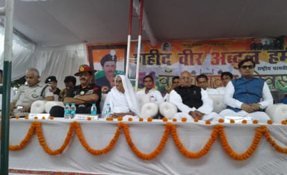 वीर अब्दुल हमीद के शहादत दिवस कार्यक्रम में मंचासीन ब्रिगेडियर एसए रहमान, शहीद की पत्नी रसूलन बीबी एवं अन्य।