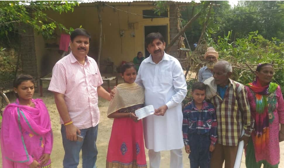 Mukesh Agnihotri Honoured Baksho Devi with One Lakh Prize.