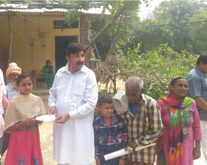 Mukesh Agnihotri Honoured Baksho Devi with One Lakh Prize.