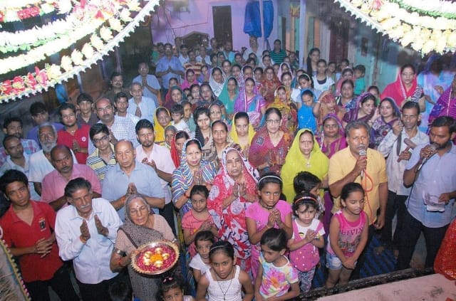 devotees are pouring in Ganesh pandals 
