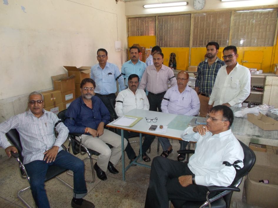 Pharmacists work in the black bandaging