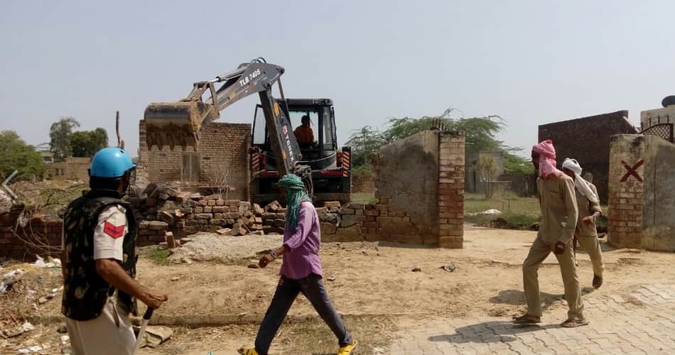 huge clash in people and police to save houses, firing by police in kalayat of kaithal