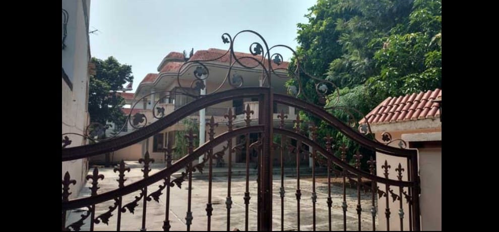 servents doing jobs on officers residence