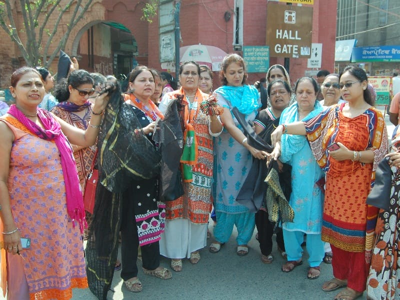 mahila morcha protest, amritsar protest, protest against kejriwal, amritsar