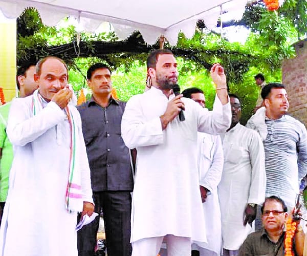 Rahul Gandhi refuses friendship with akhilesh yadav.
