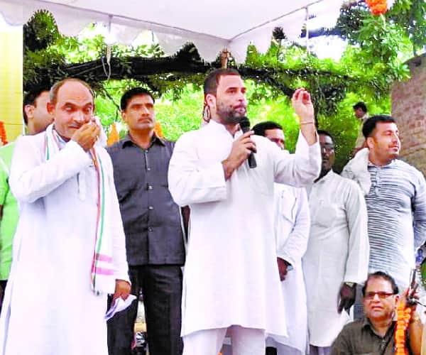 rahul gandhi takes food in a home of dalit during kisan yatra.
