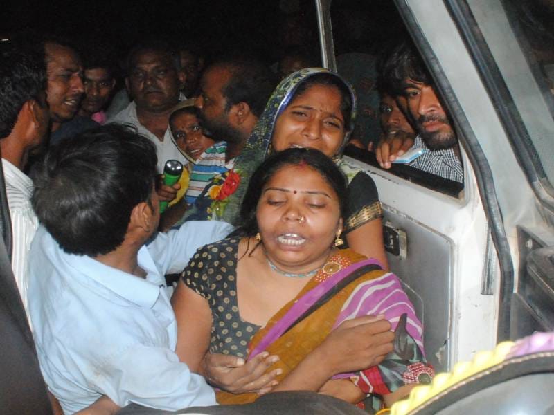 eta mein gais ejensee ke kaishiyar kee hatya kar saadhe chaar laakh rupaye loote