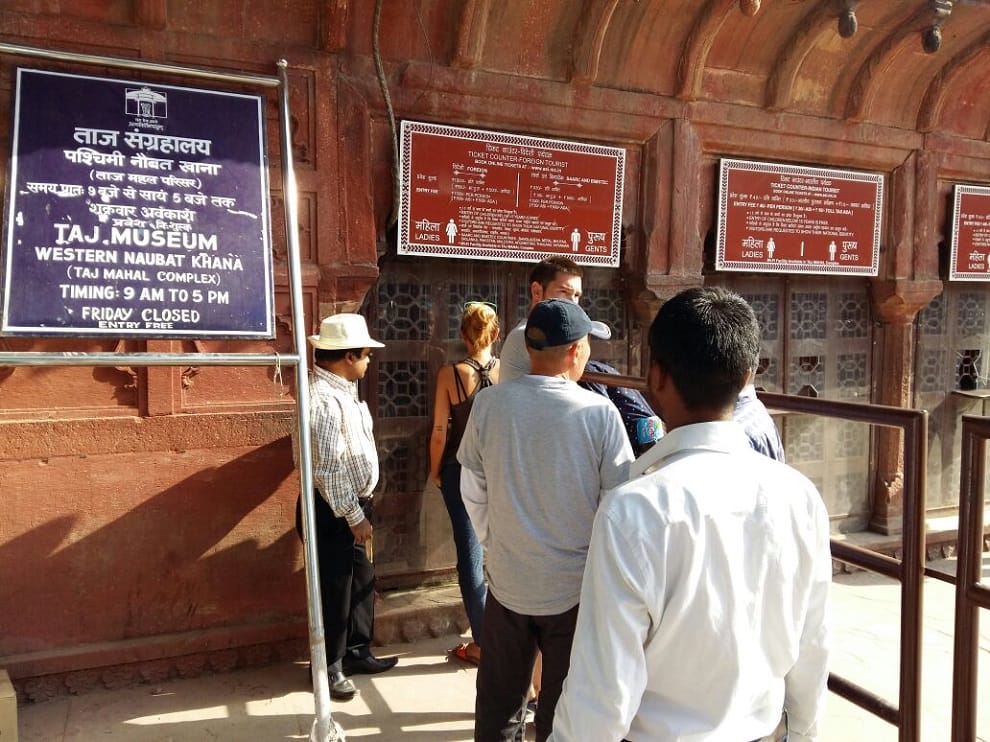Tajmahal Commission set for Photographer and guide lapkagiri not stoped