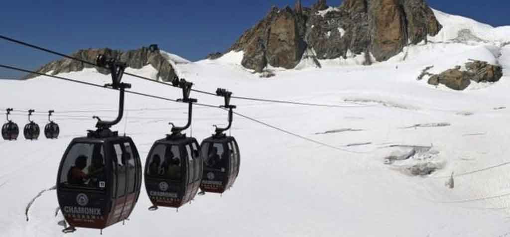 Tourists stuck in Alps cable cars rescued