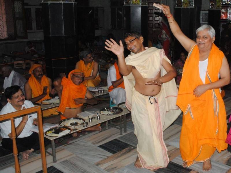 uttam saty vrat paaleeje, par vishvaasaghaat nahin keejai...