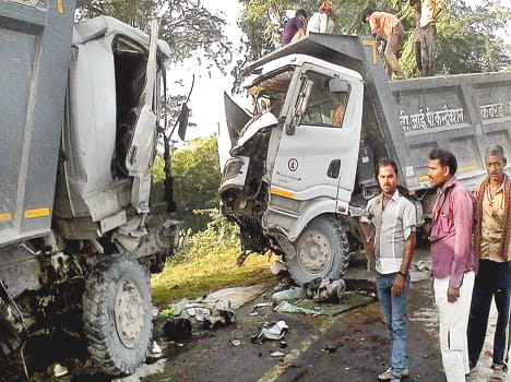 Dumper driver and the cleaner injured in clash