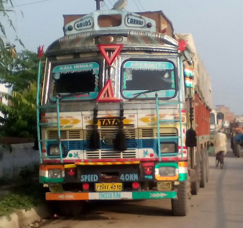 in accident child died, 4 injured