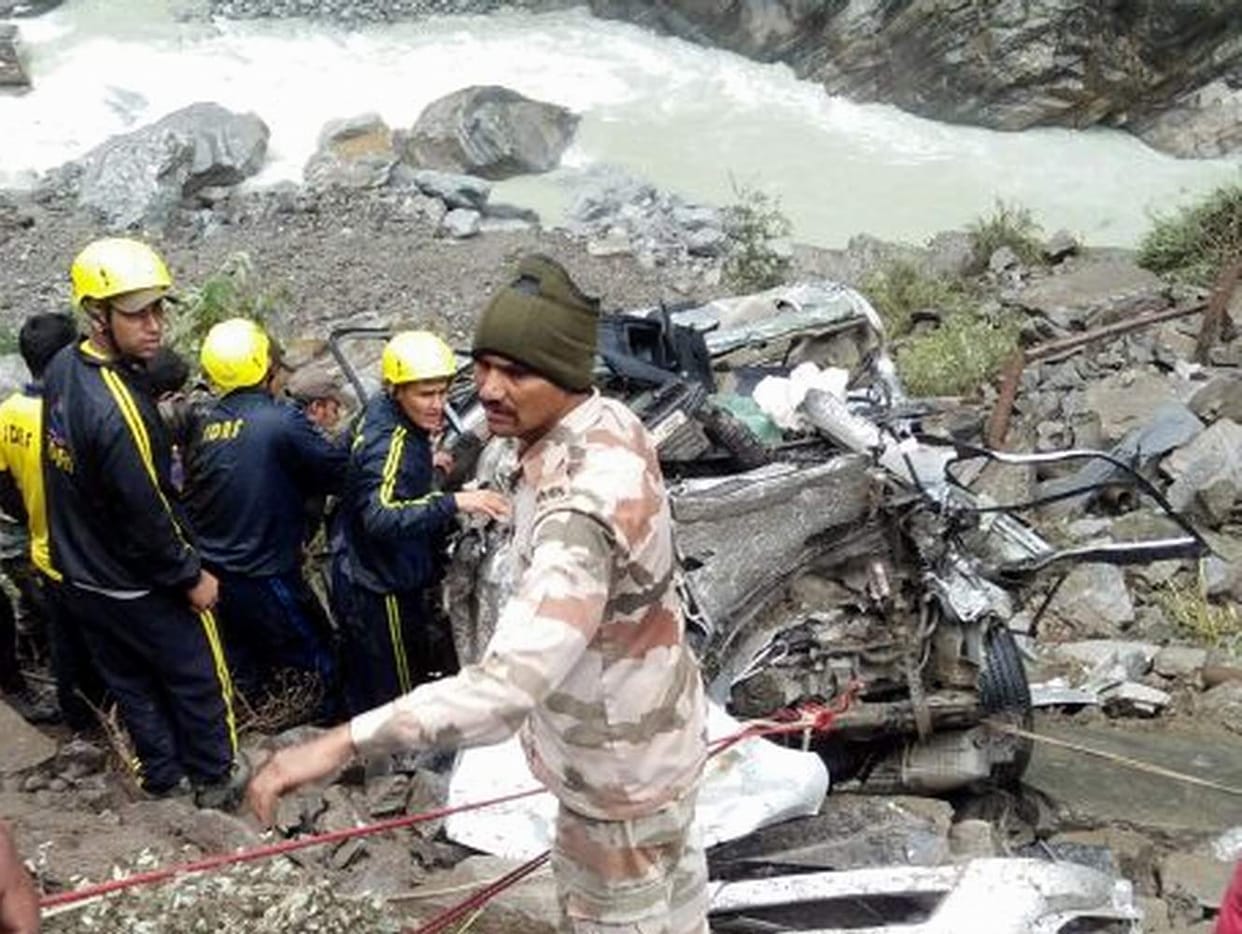 Badrinath car accident occurred on the highway, two killed.