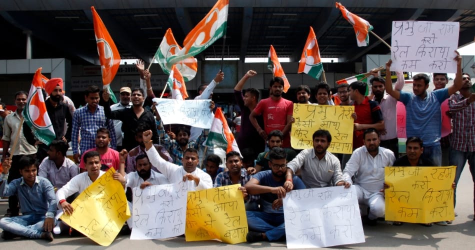 youth congress workers protest against bjp govt in chandigarh