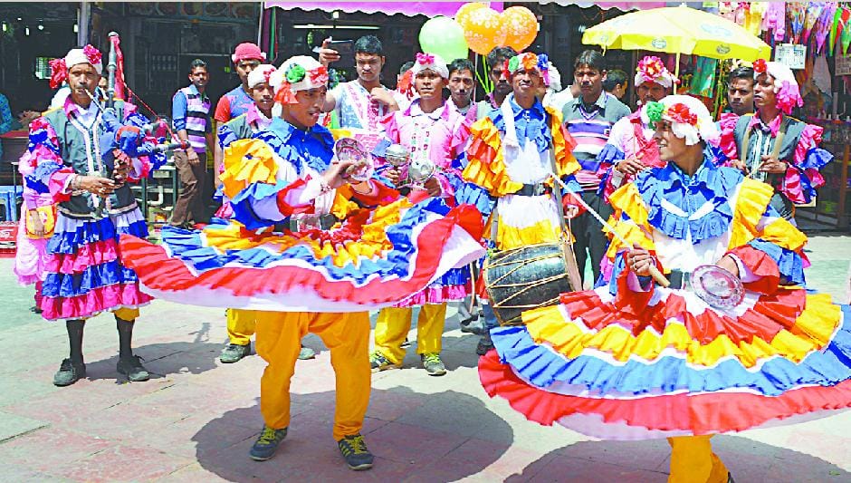 Getting lost in the echo of the drum-band tune of folk culture