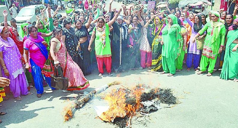  commotion for Right, burnt effigies