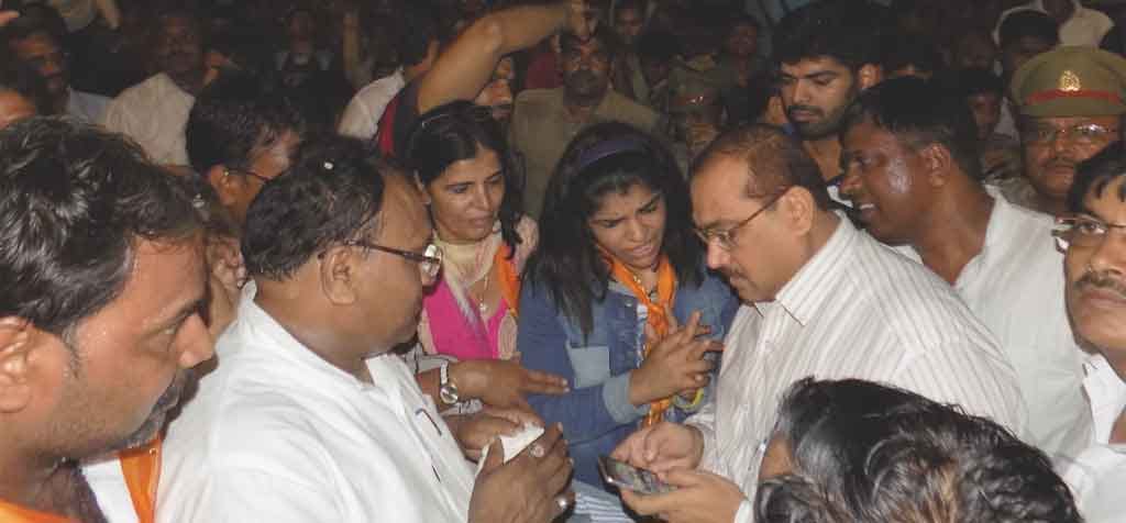 Huge rush in Local Dangal make Sakshi Malik Uncomfortable