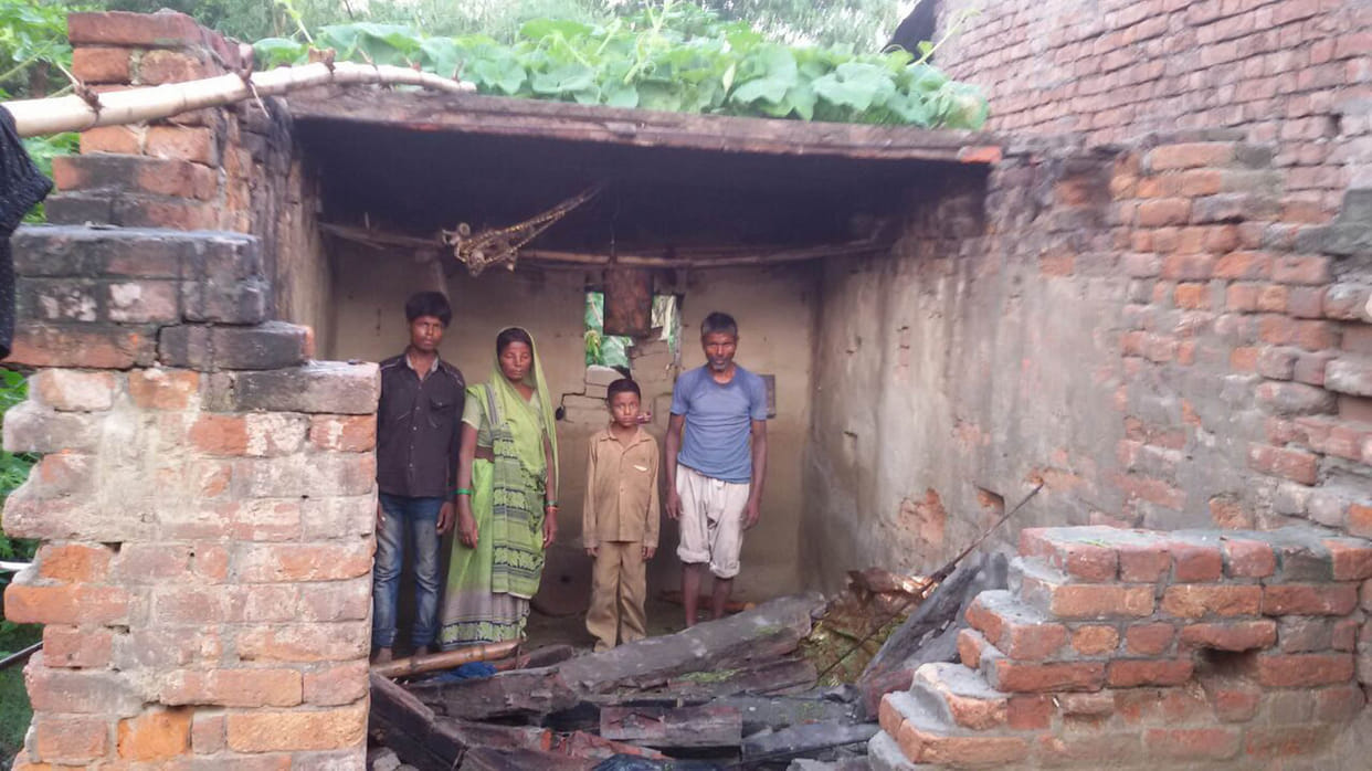 roof felldown, 4 injured