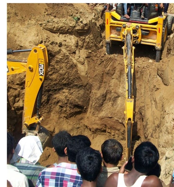 dhaay girane se teen bhaee dabe, ek kee maut