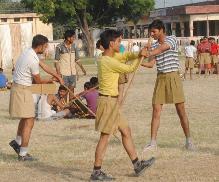 shaareerik prashikshan varg mein phirojaabaad ka dabadaba