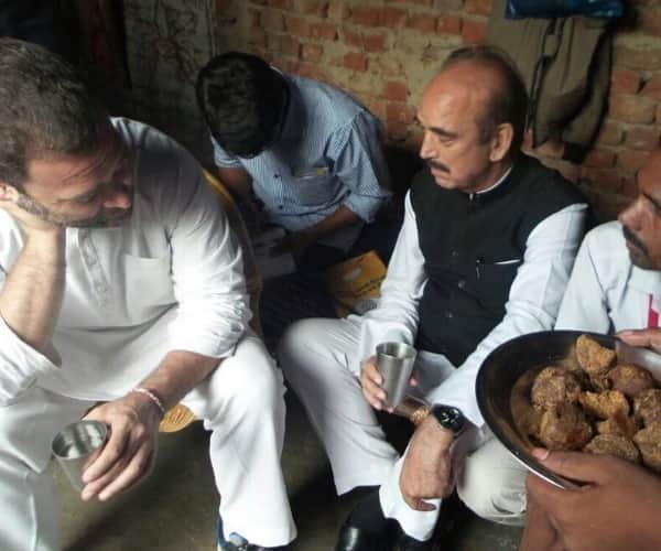 rahul gandhi takes food in a home of dalit during kisan yatra.