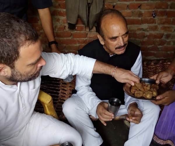 rahul gandhi takes food in a home of dalit during kisan yatra.