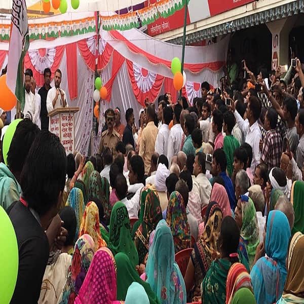  Rahul gandhi shown black flags in Azamgarh by Ulema Council 