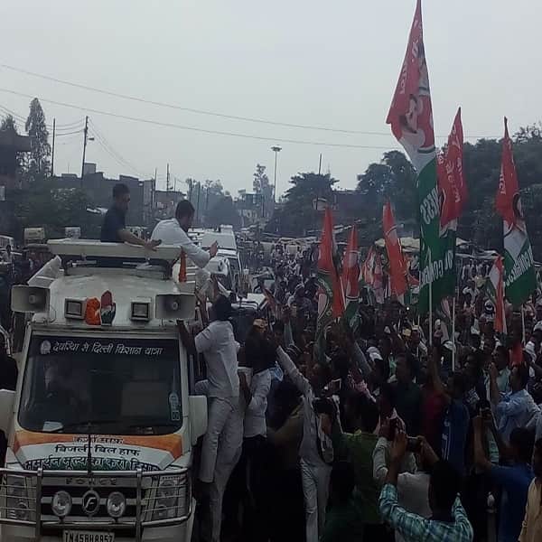  Rahul gandhi shown black flags in Azamgarh by Ulema Council 