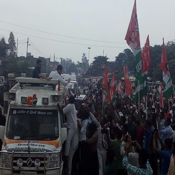  Rahul gandhi shown black flags in Azamgarh by Ulema Council 
