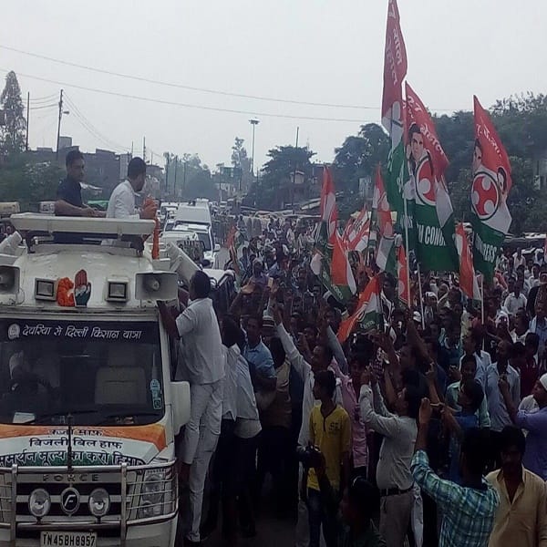  Rahul gandhi shown black flags in Azamgarh by Ulema Council 