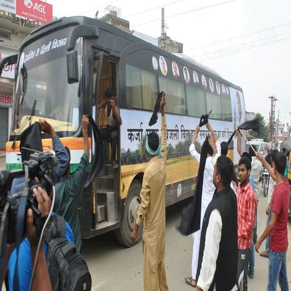  Rahul gandhi shown black flags in Azamgarh by Ulema Council 