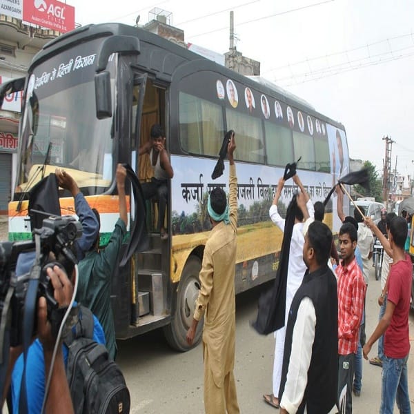  Rahul gandhi shown black flags in Azamgarh by Ulema Council 