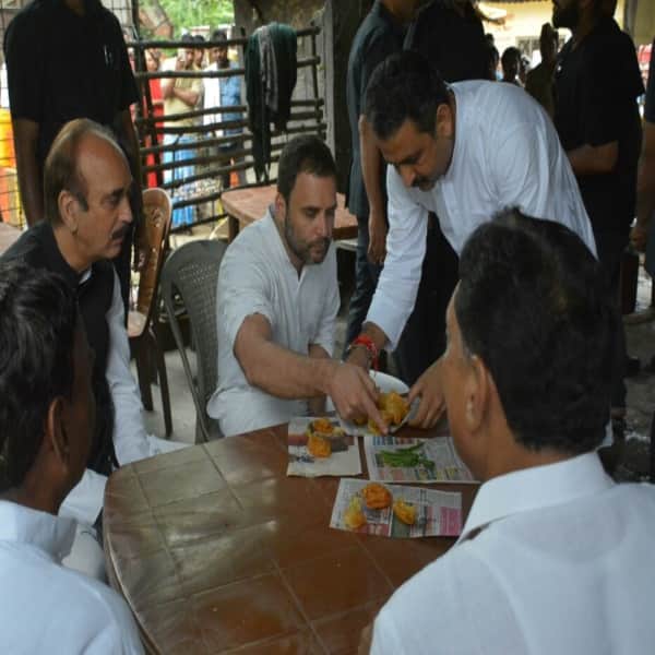 rahul gandhi desi style: eats food in a home of dalit during kisan yatra
