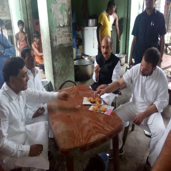 rahul gandhi desi style: eats food in a home of dalit during kisan yatra