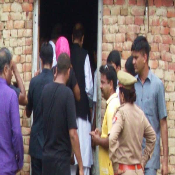 rahul gandhi desi style: eats food in a home of dalit during kisan yatra