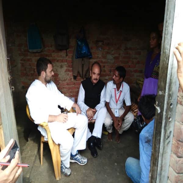rahul gandhi desi style: eats food in a home of dalit during kisan yatra